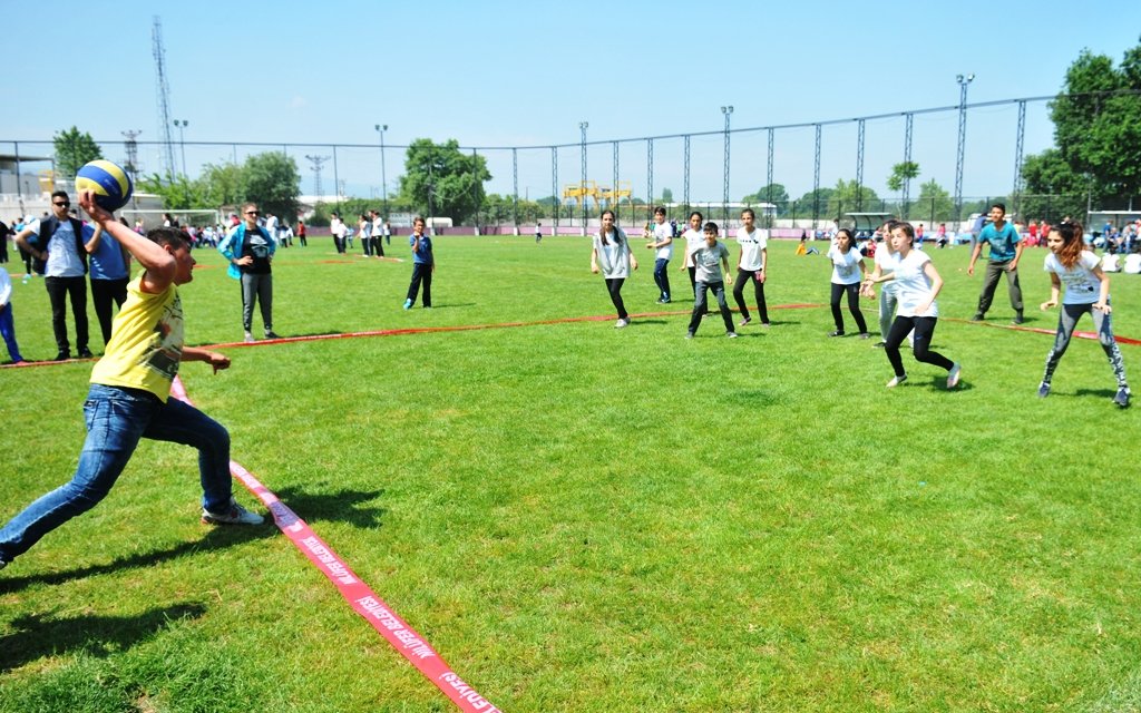 Школьники играют в игру, которая называется вышибалы