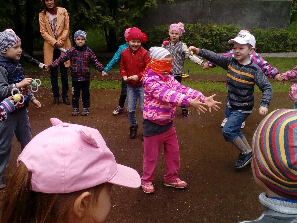 Дети грают в жмурки