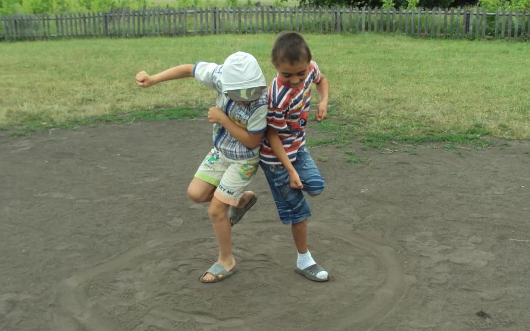 Мальчики играют в петушки