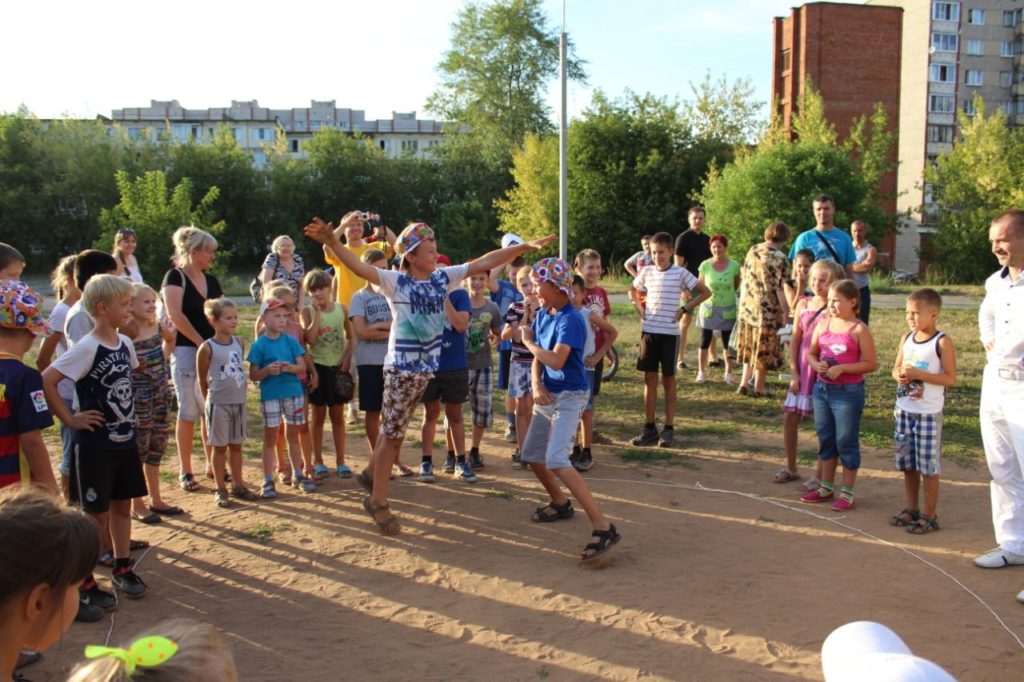 Мальчики пытаются снять шапку друг с друга