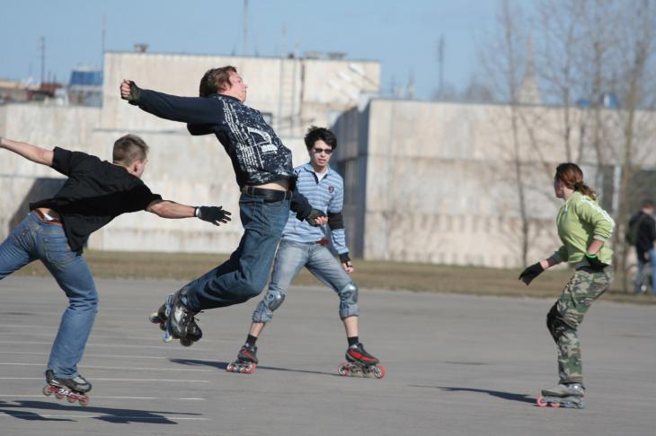 Подростки играют в колдунчики на роликовых коньках