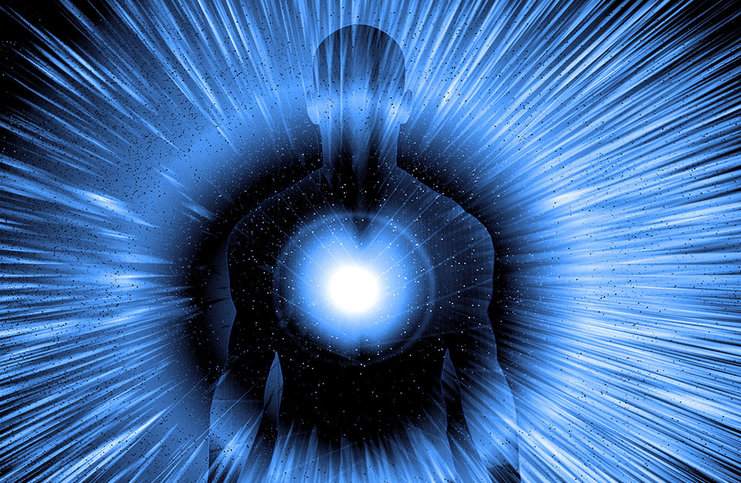 Светящийся шар на фоне силуэта мужчины