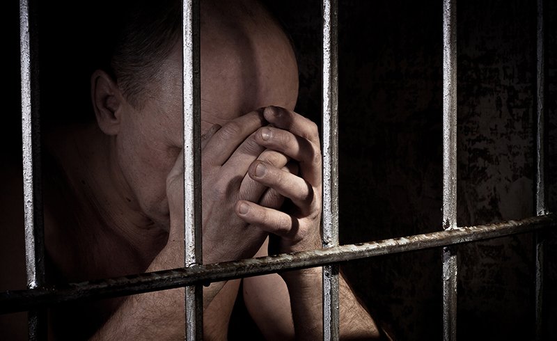 Человек за тюремной решёткой