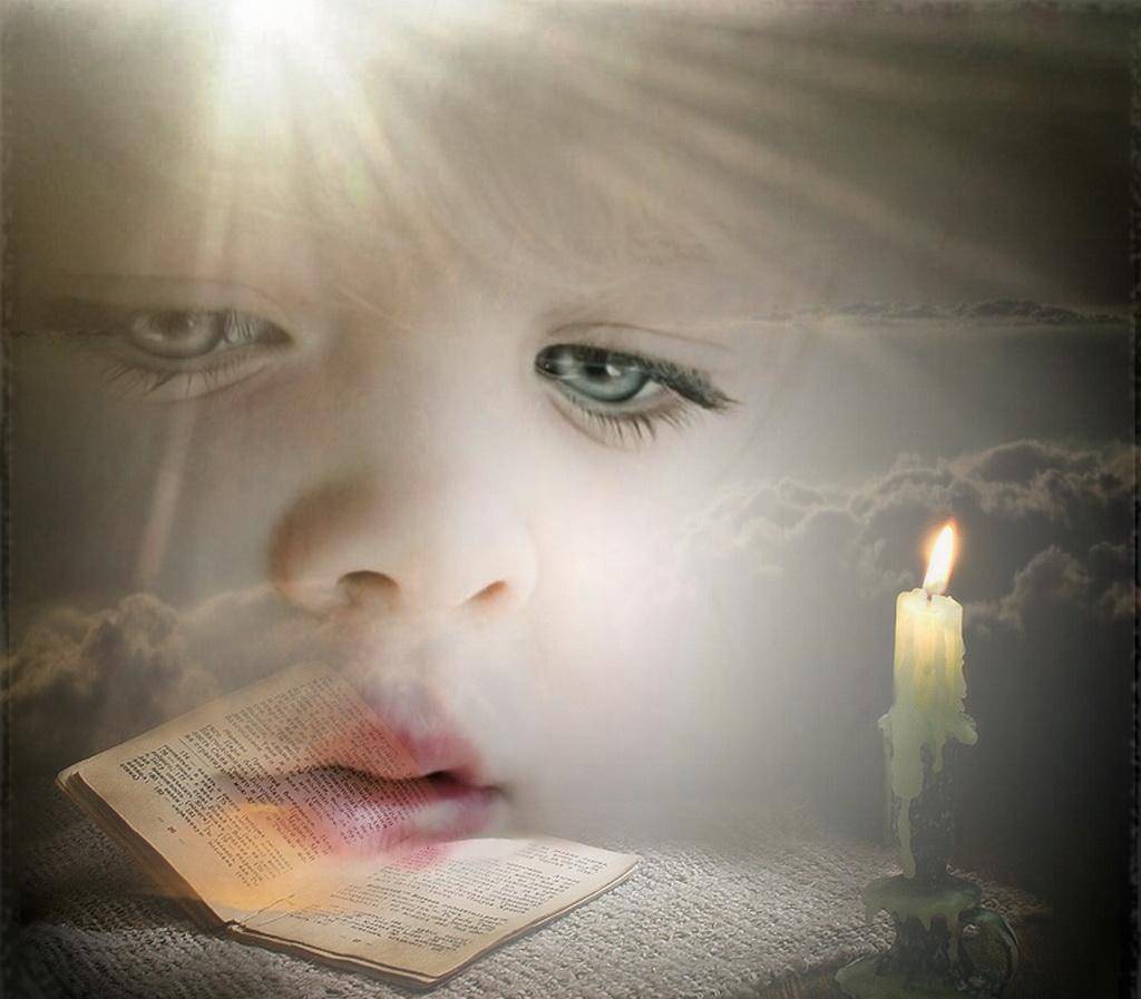 Лицо ребёнка на фоне горящей свечи и открытой книги