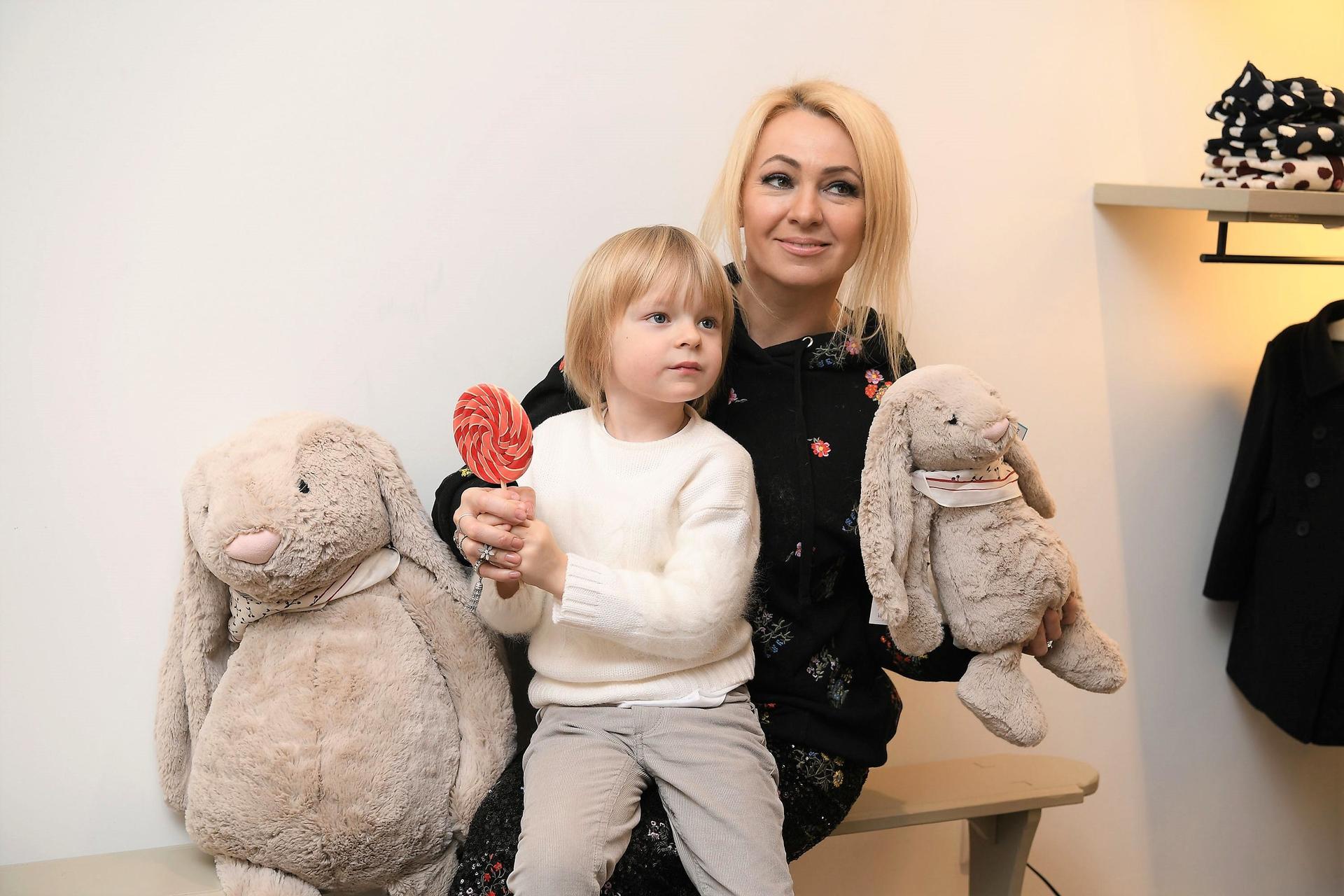 Саша Плющенко с мамой, Яной Рудковской