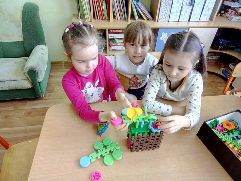 Девочки играют