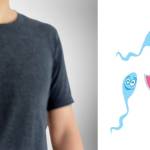 Мужчина держит в руке презерватив; мультяшный презерватив с мечом и щитом в руках обороняется от сперматозоидов