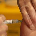 Мужчине делают укол в бедро