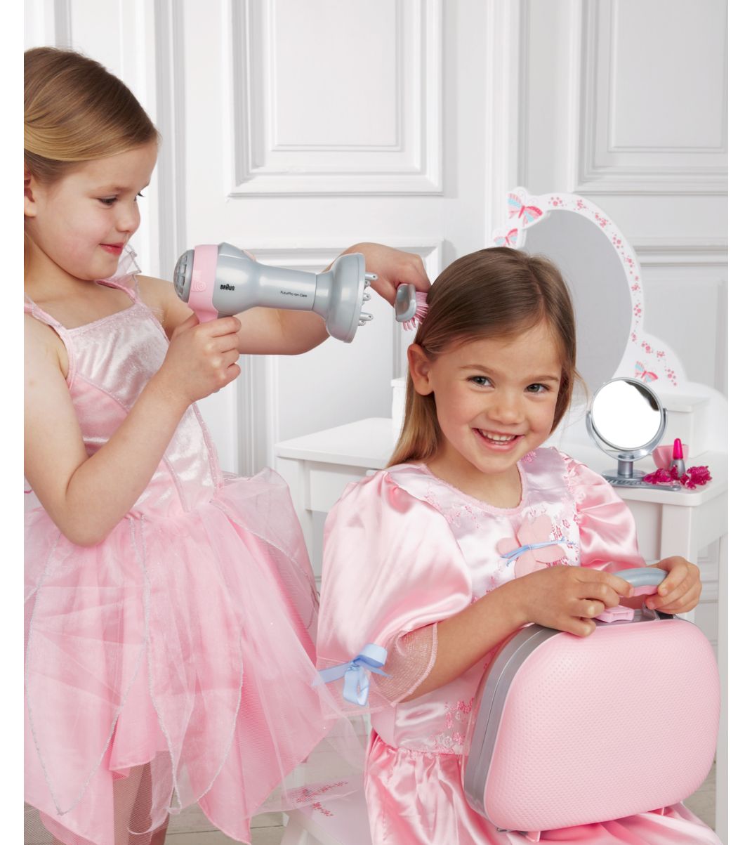 Девочка делает причёску своей подружке