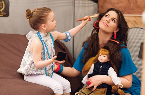 Девочка красит маму