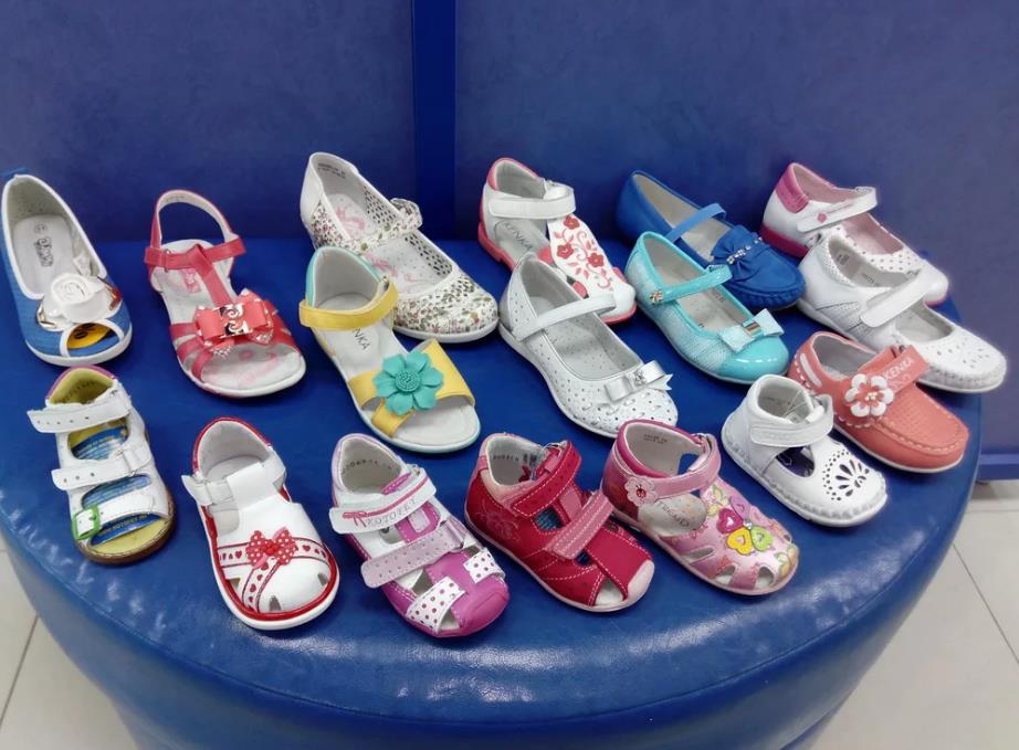 Детская обувь, снятая с правой ноги девочек