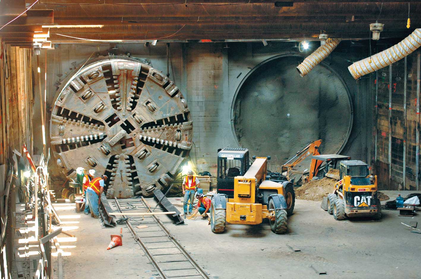 Проходчики возле проходческого щита