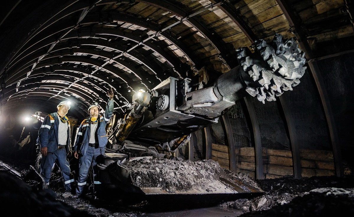 Проходческий комбайн в шахте