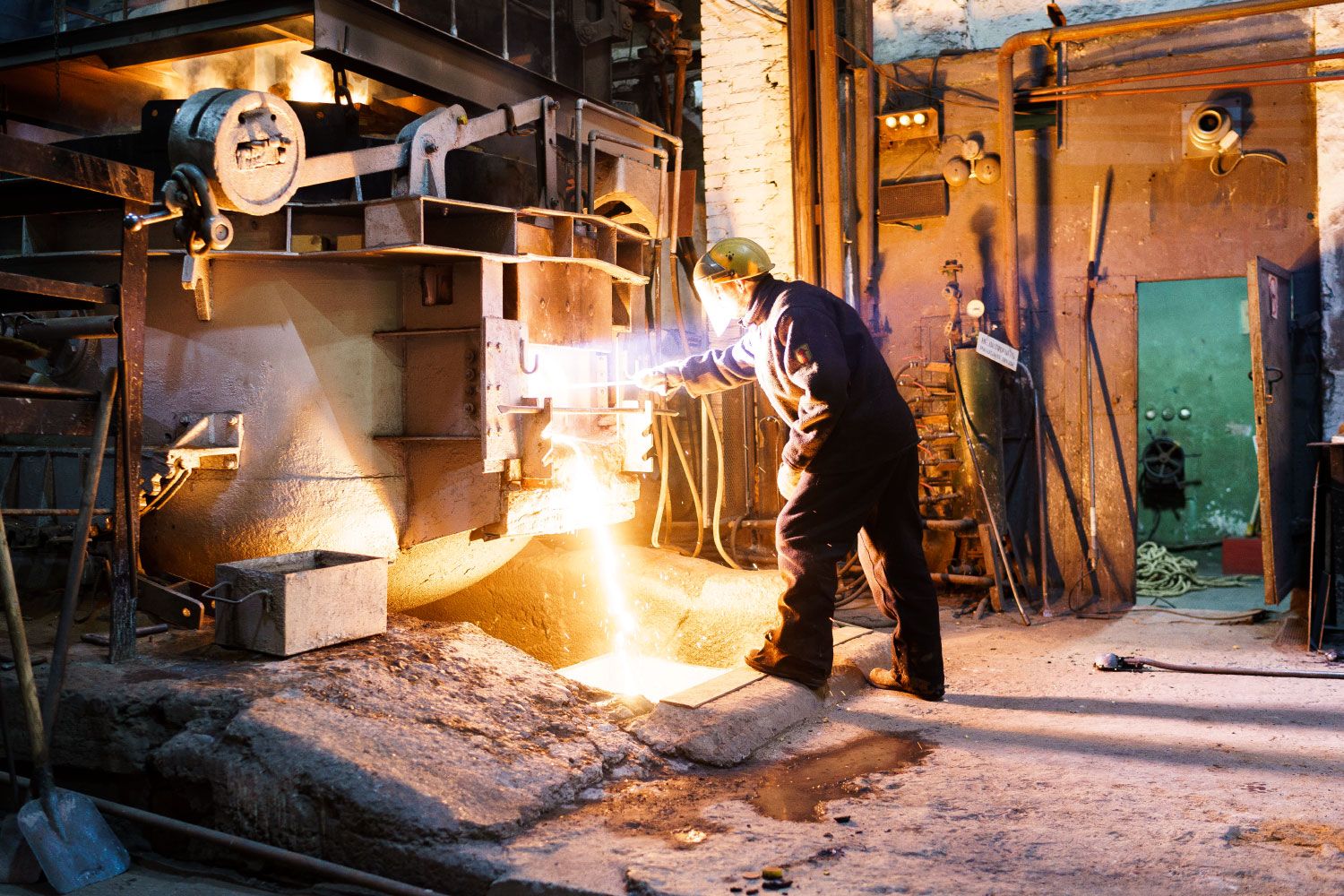 Плавильщик в плавильном цеху