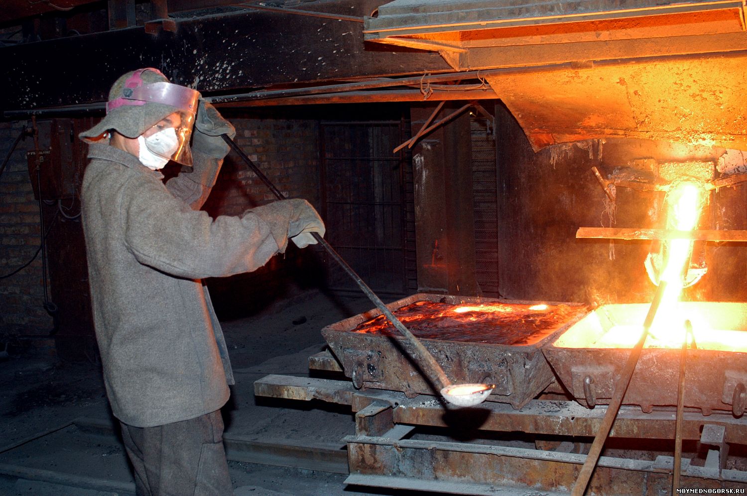 Плавильщик за работой