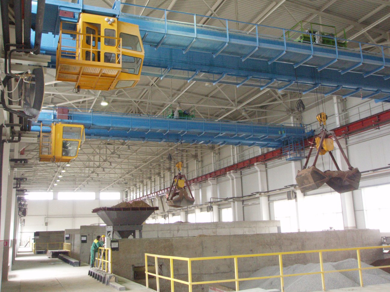 Мостовой кран в заводском цеху