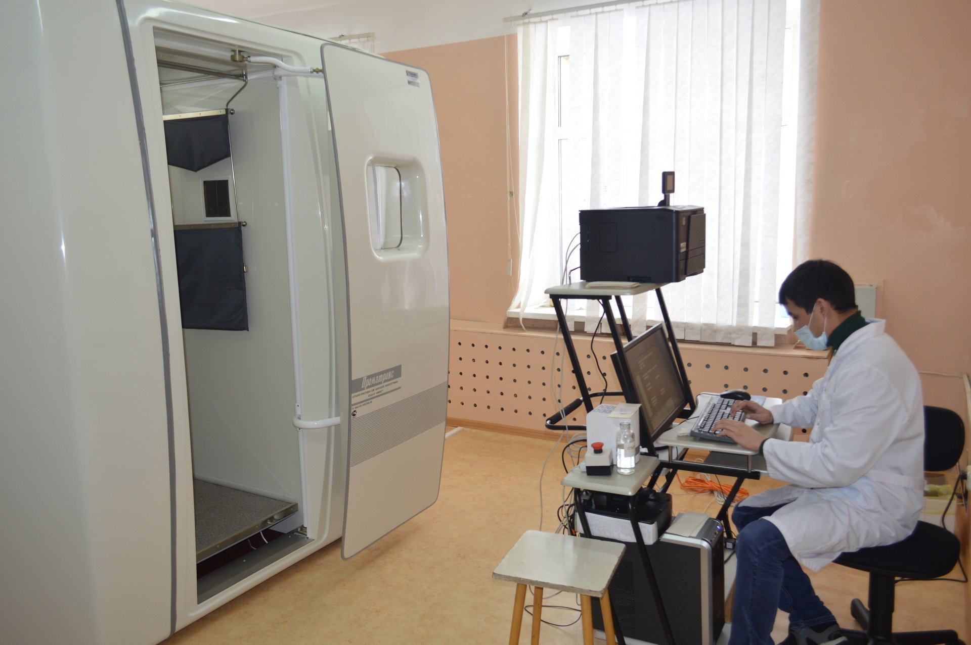 Рентгенолог за компьютером