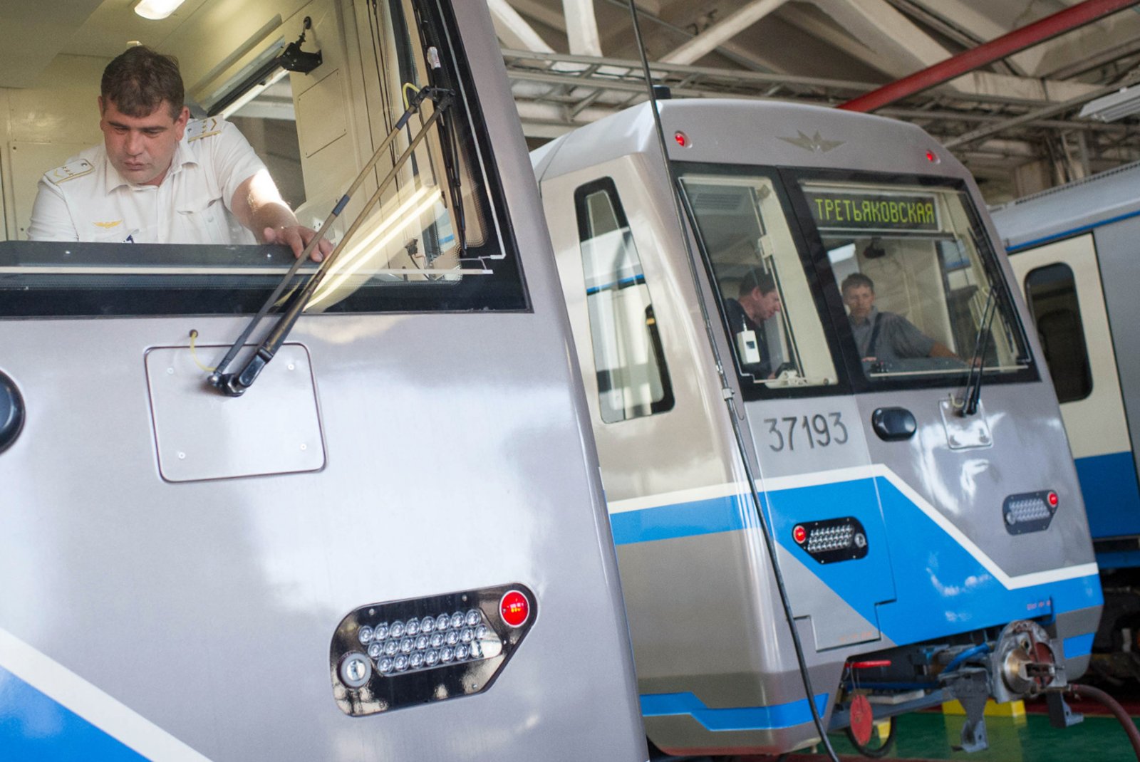 Машинисты в кабинах электропоездов