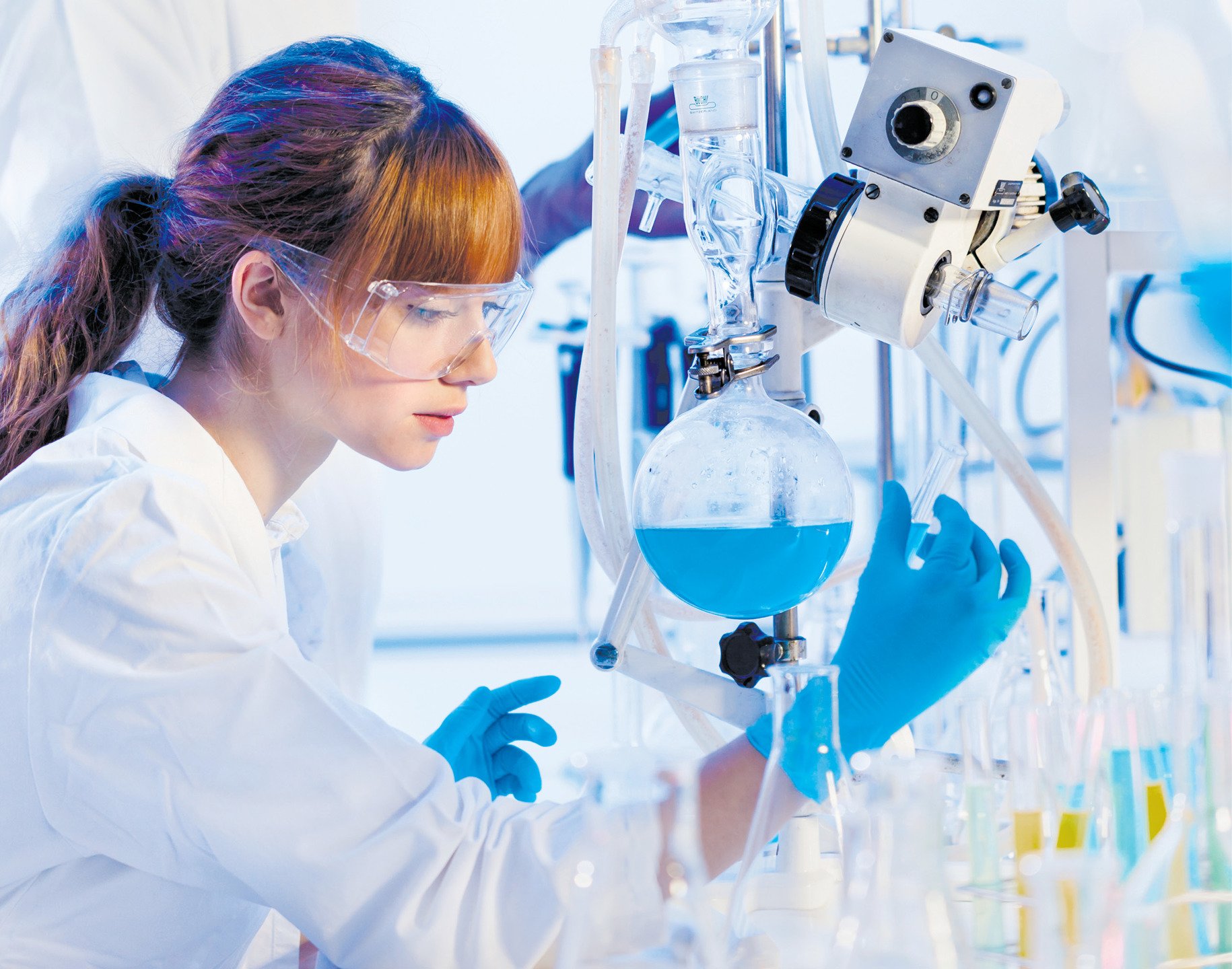 Девушка химик за работой