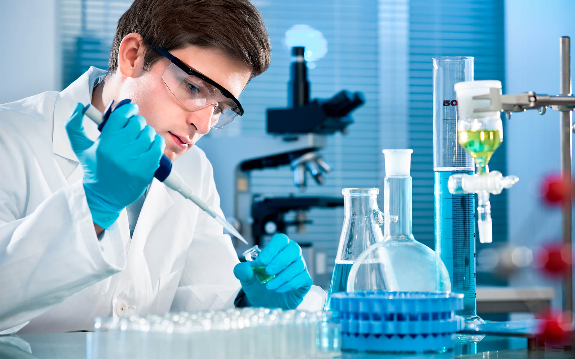 Химик проводит анализ вещества в лаборатории