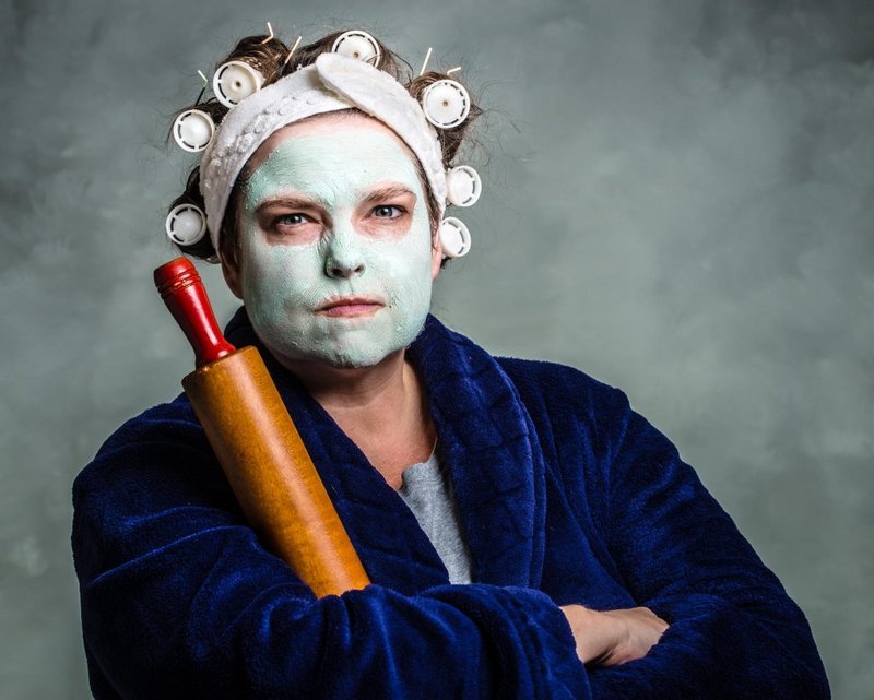 женщина со скалкой