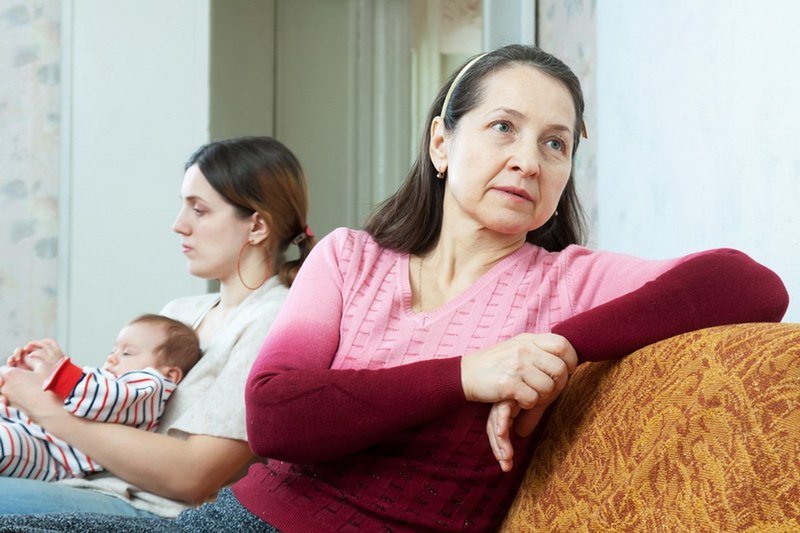 По разным причинам некоторые свекрови не хотят помогать сыну и невестке с внуками.