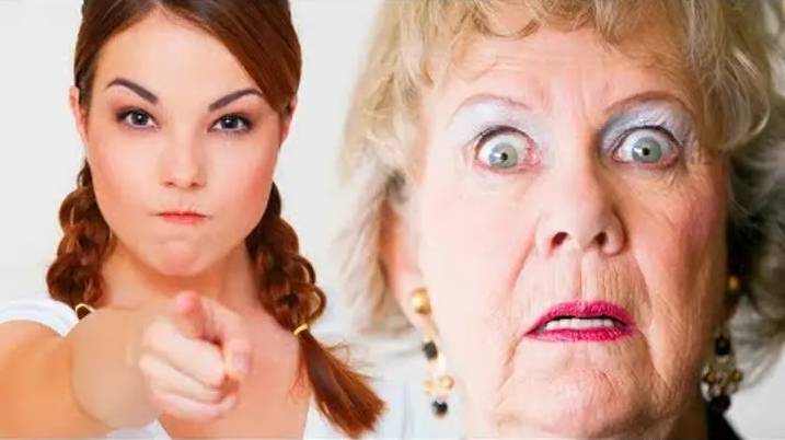Молодая женщина со злым лицом указывает пальцем вперёд, пожилая женщина испуганно смотрит, приоткрыв рот