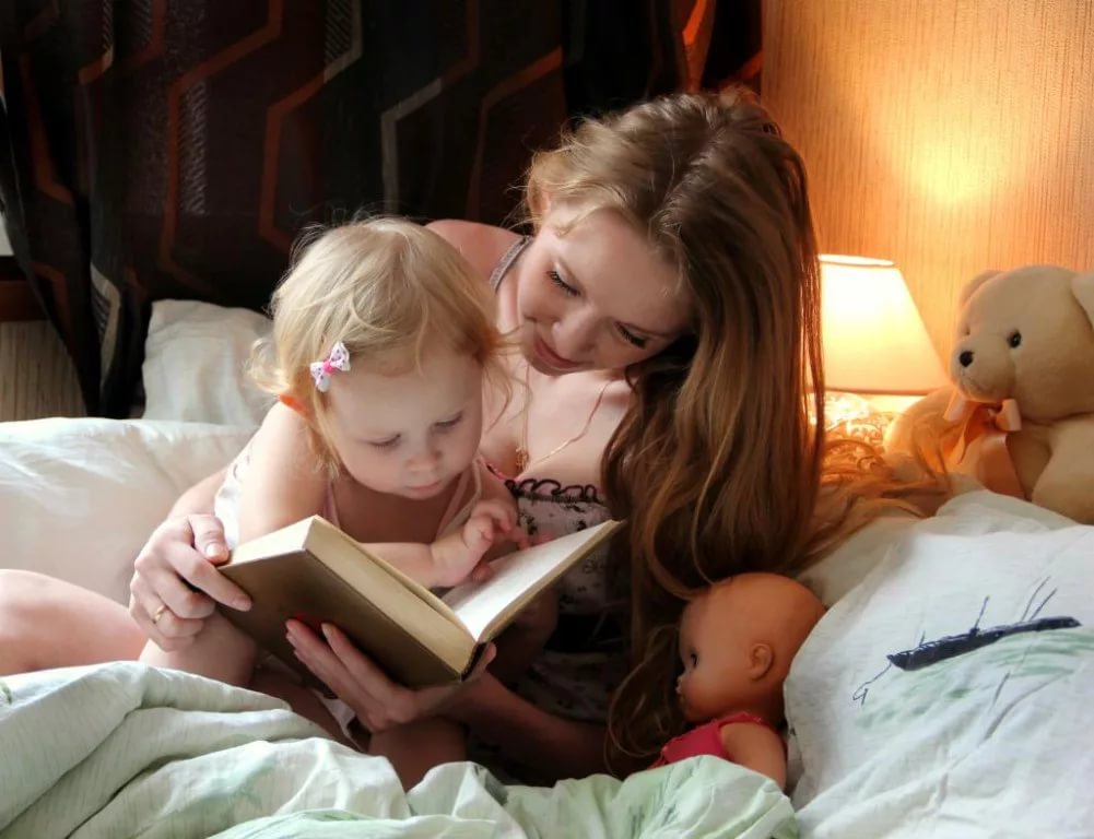 Чтение сказки малышке