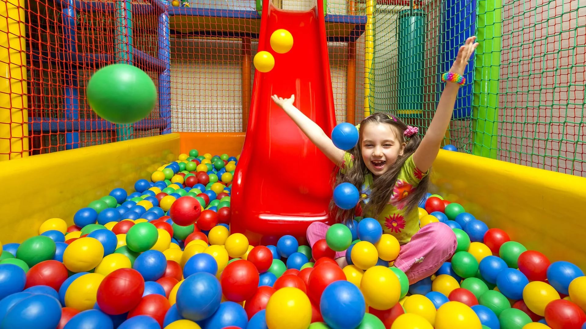 Ребёнок в детском центре