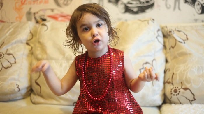 Девочка примерно трёх лет рассказывает стихотворения