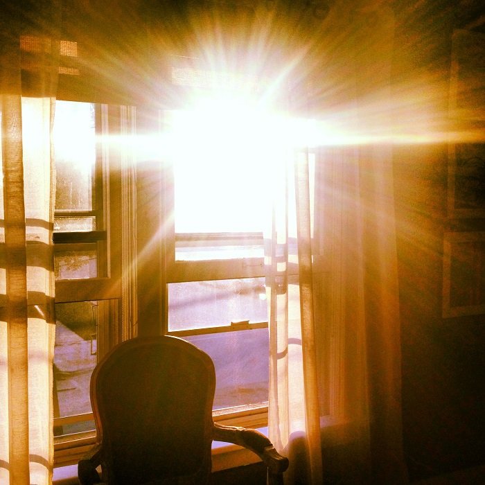 Яркий солнечный свет в окне комнаты