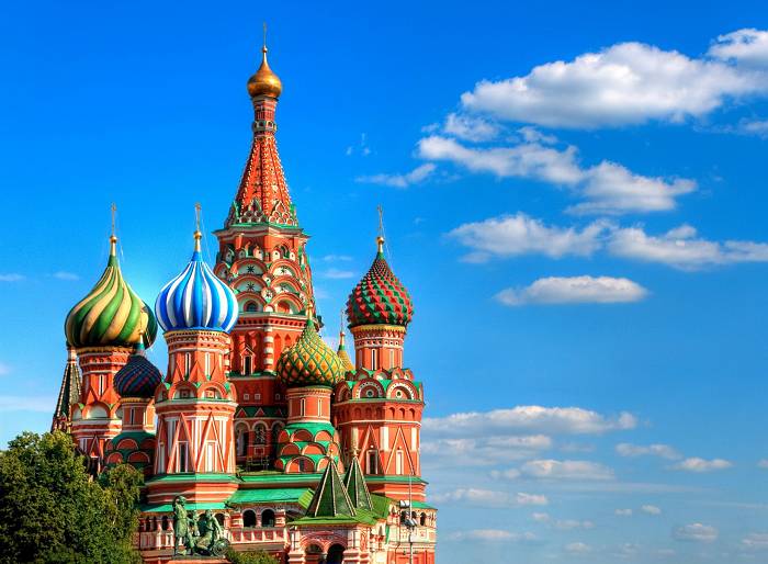 Купола собора Василия Блаженного на фоне ярко-голубого неба
