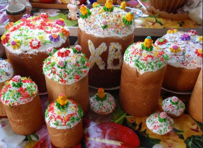 Пасхальные куличи разного размер и формы