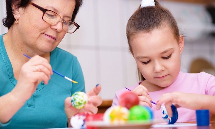 Бабушка и внучка красят яички