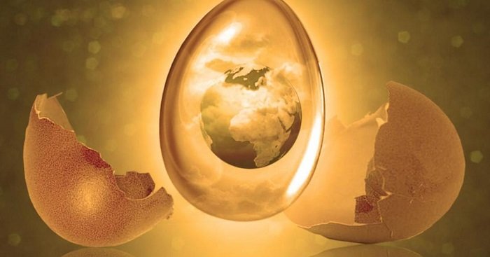 1Расколотая скорлупа, внутри — яйцо с земным шаром внутри