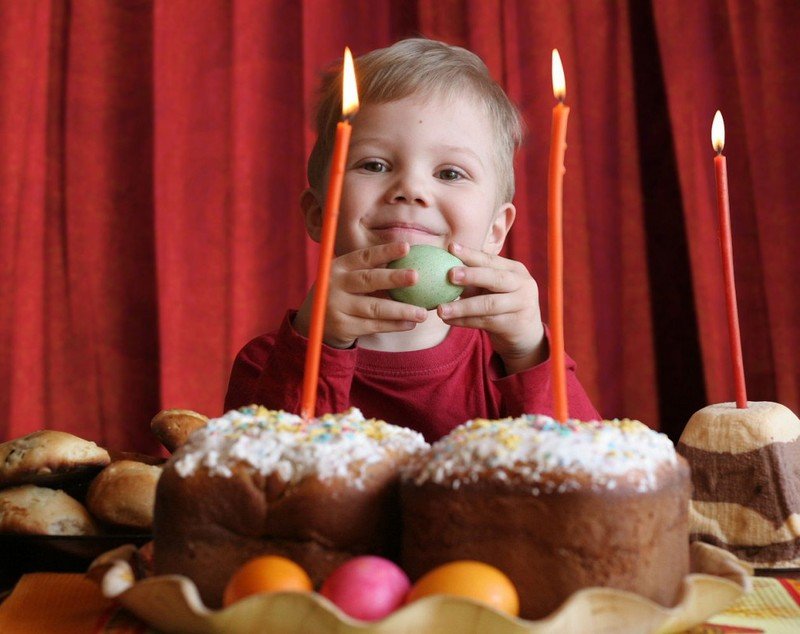 Пасхальные стихотворения помогут ребёнку проникнуться атмосферой светлого христианского праздника, осознать его значение.