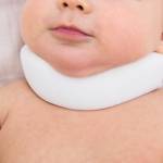 воротник Шанца на шее ребёнка