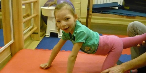 ребёнок с синдромом кошачьего крика занимается ЛФК