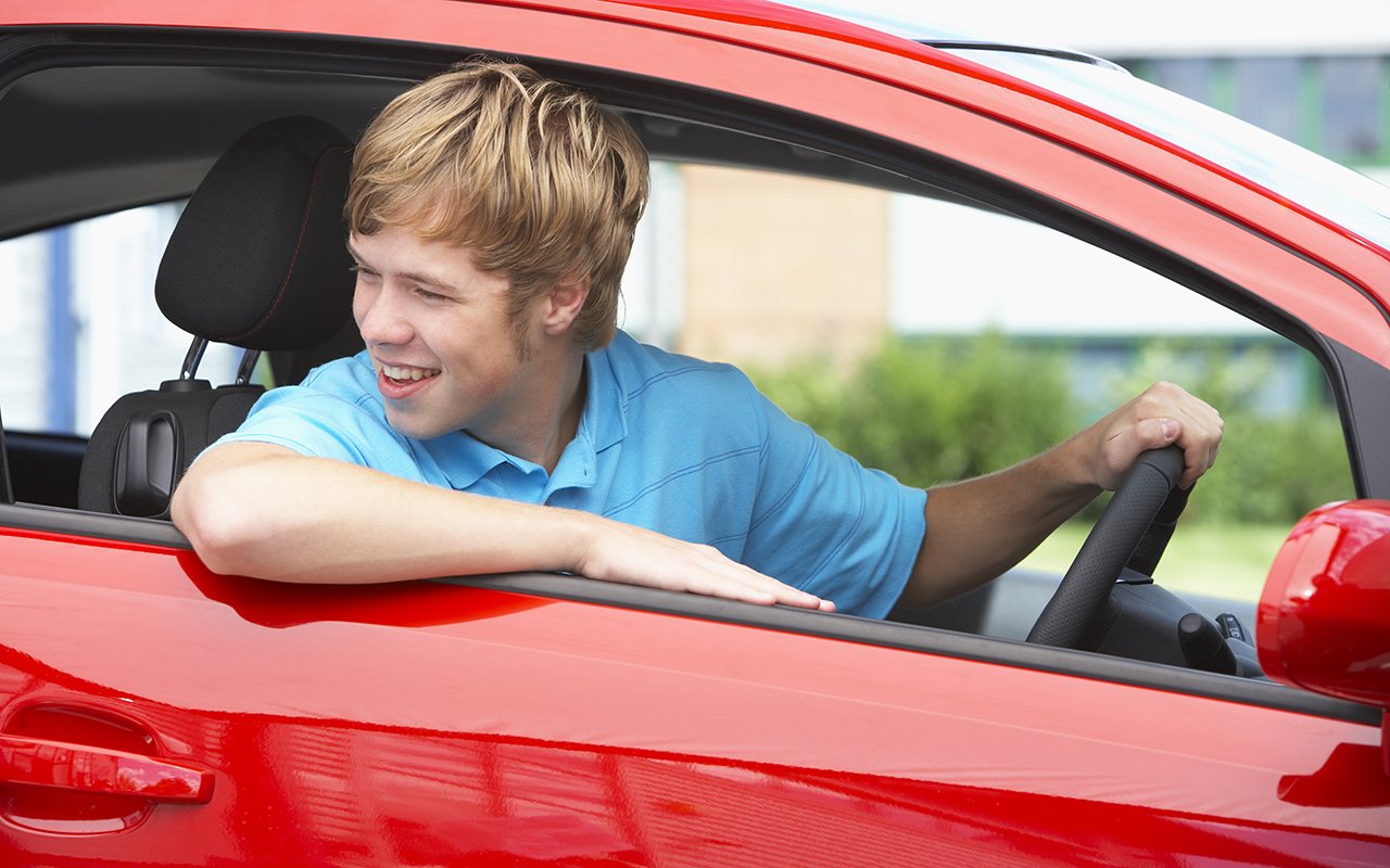 Американец-подросток за рулём автомобиля