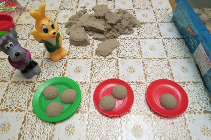 Пирожки из кинетического песка на тарелках и звери