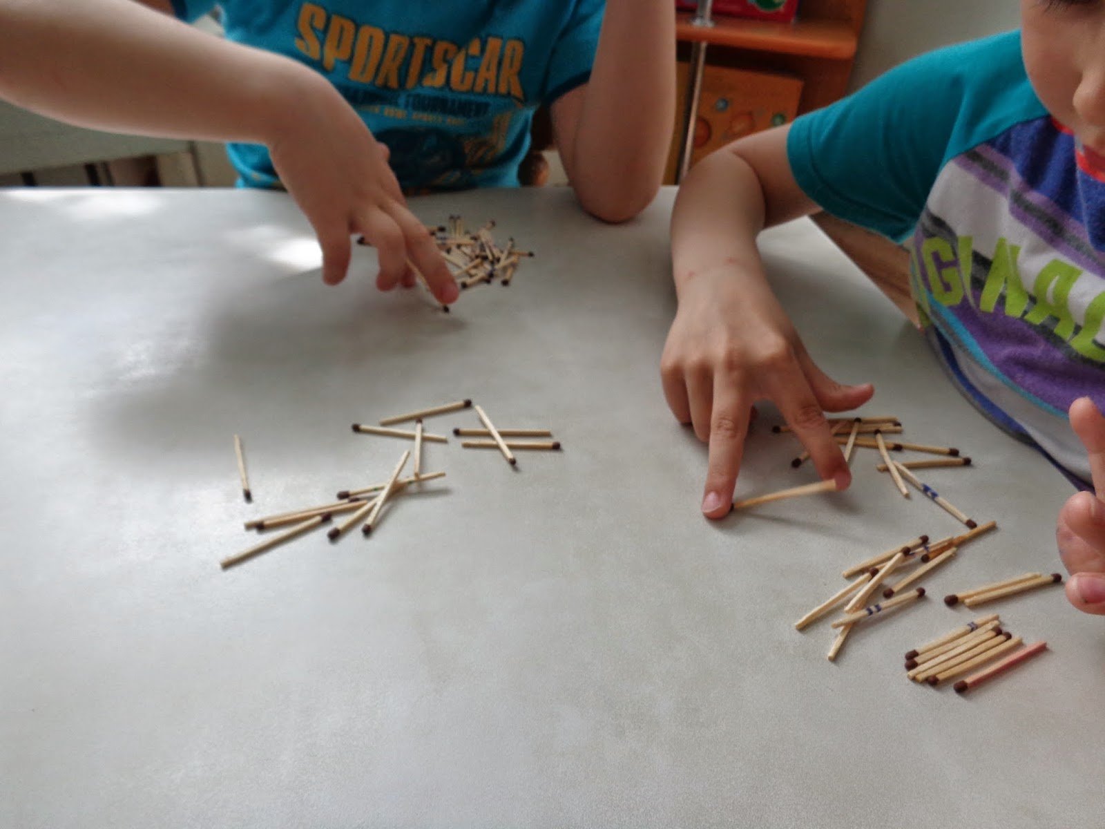 Два мальчика играют в спички