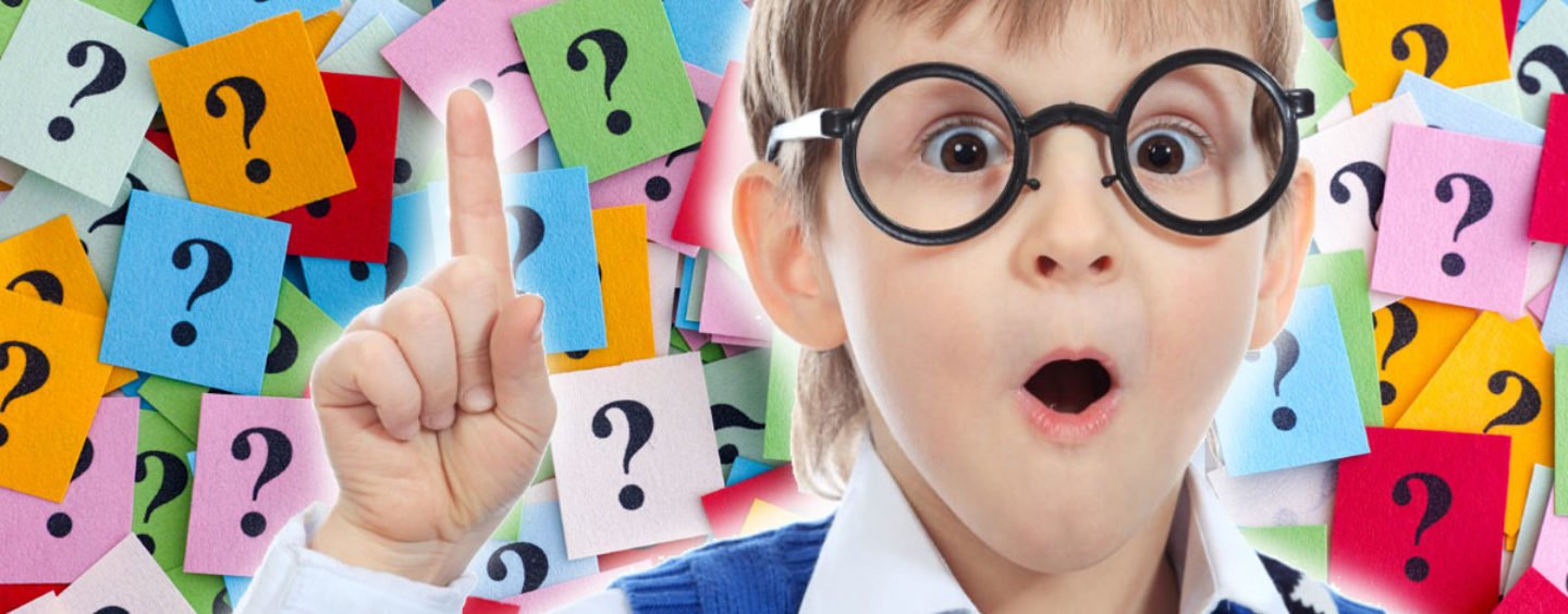 Мальчик в очках поднял указательный палец вверх