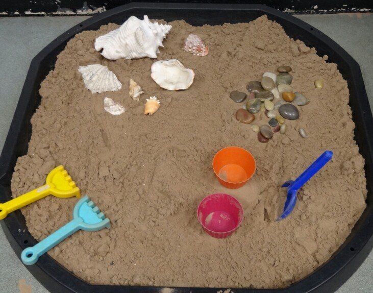 Ракушки и камешки в кинетическом песке