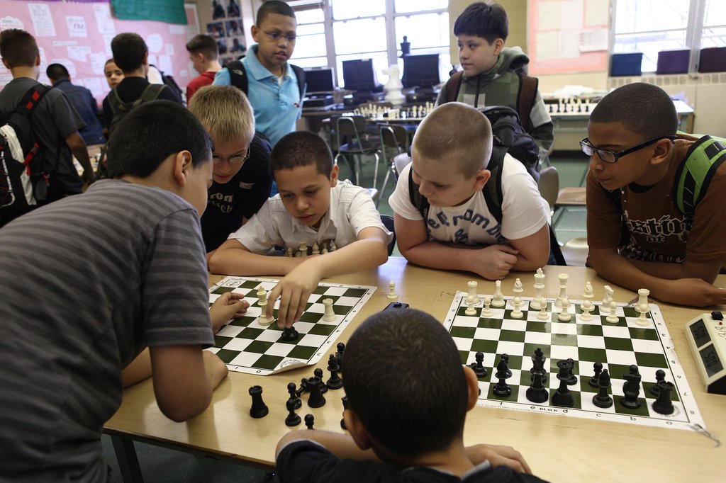 дети играют в шахматы