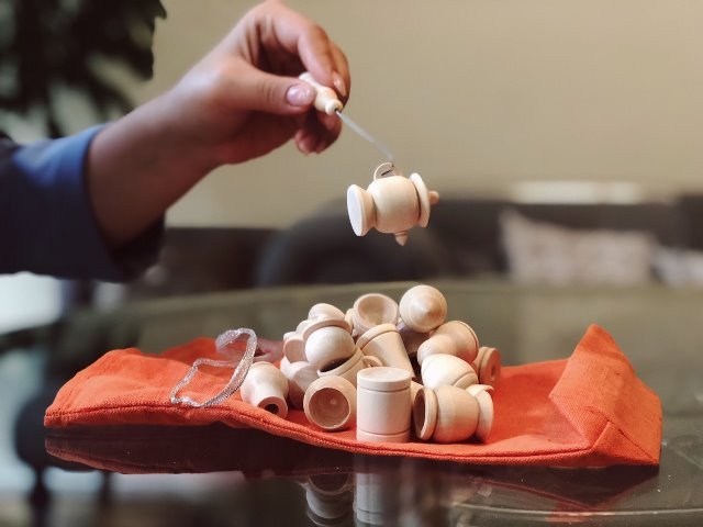 Игрок поднимает бирюльку крючком