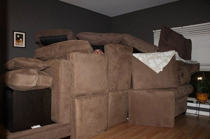 Шалаш из бежевых диванных подушек