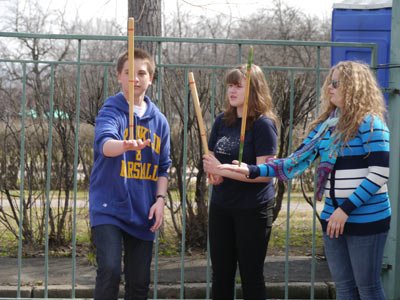 Мальчик и две девочки играют в Малечину