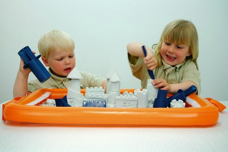 дети играют с кинетическим песком