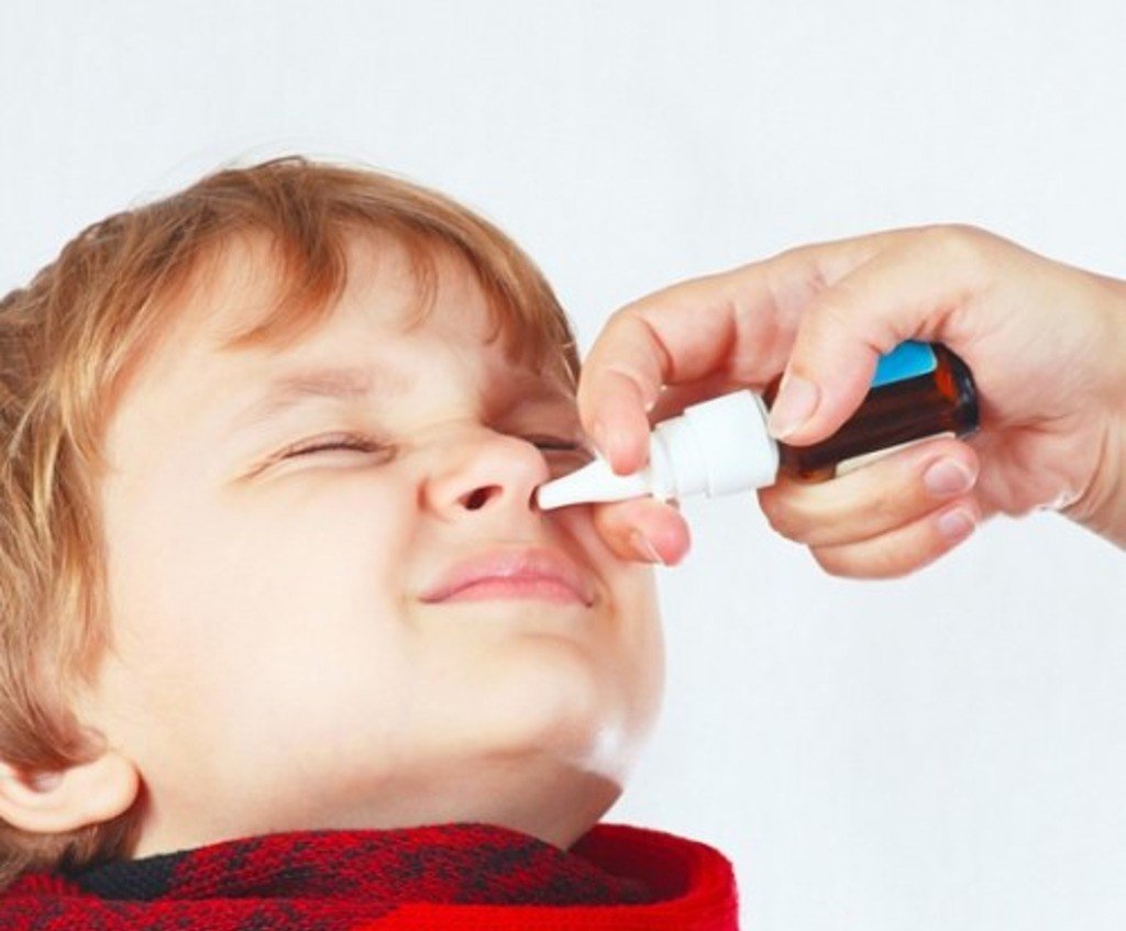 Мальчику закапывают нос