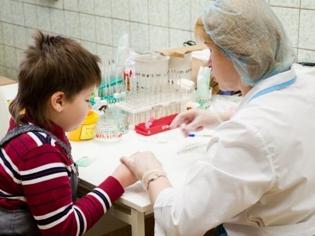 Мальчику берут кровь из пальца